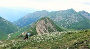 43 Tra distese fiorite di anemoni narcissini vista sulla Cima degli Agnelli e verso Fioppazzi-Grem-Golla